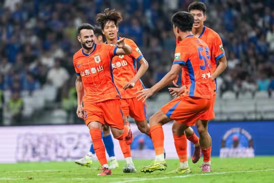 泰山队本土, 的判官